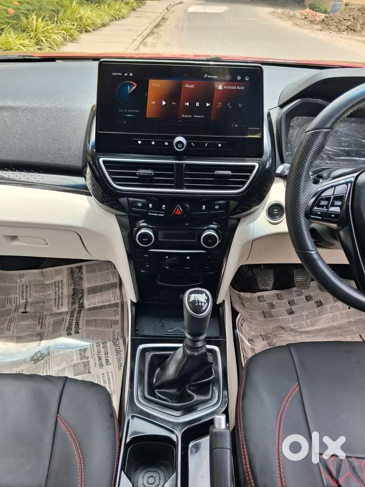 Mahindra Xuv 3xo Ax5 Pm Mt, 2025, Petrol