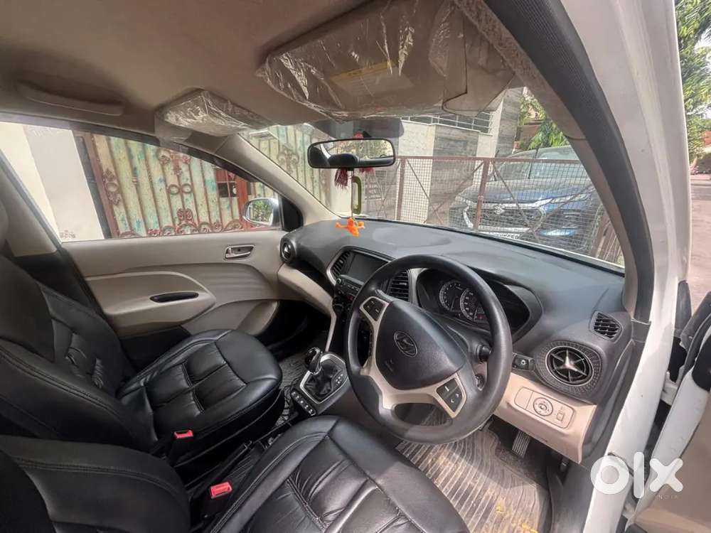 White Hyundai Santro Sportz Amt