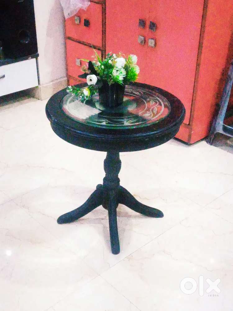 Decorative table with glass