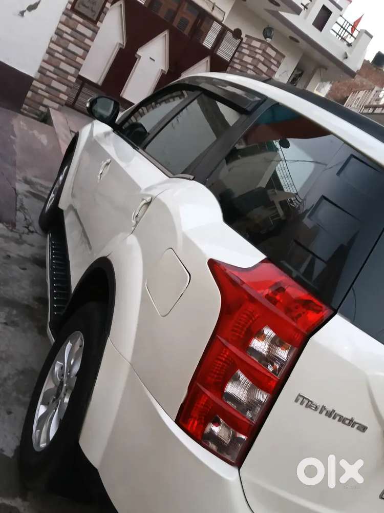 Xuv 500 W10 Amt 4*4 Sunroof Top Model