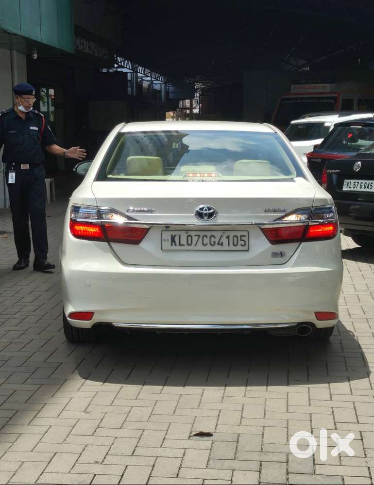 Toyota Camry 2.5 Hybrid (top-end)  2016  Excellent Condition