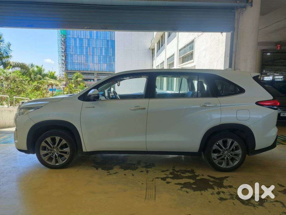 Toyota Innova Hycross 2.0 Zx Hybrid 7 Str, 2025, Petrol