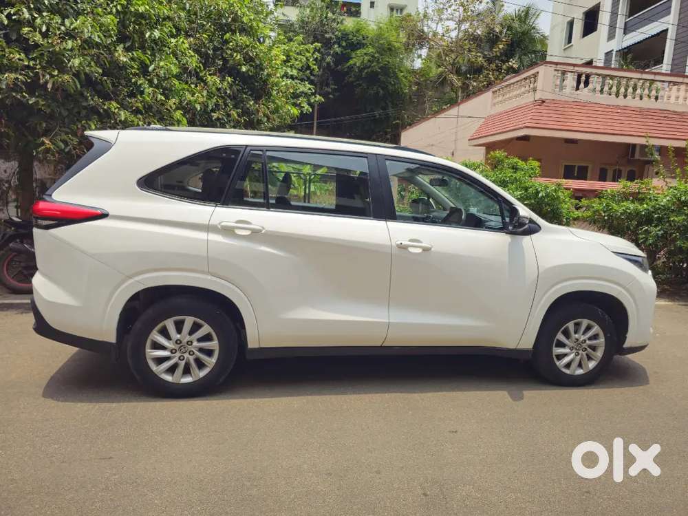 Toyota Innova Hycross 2023 Petrol 65000 Km Driven