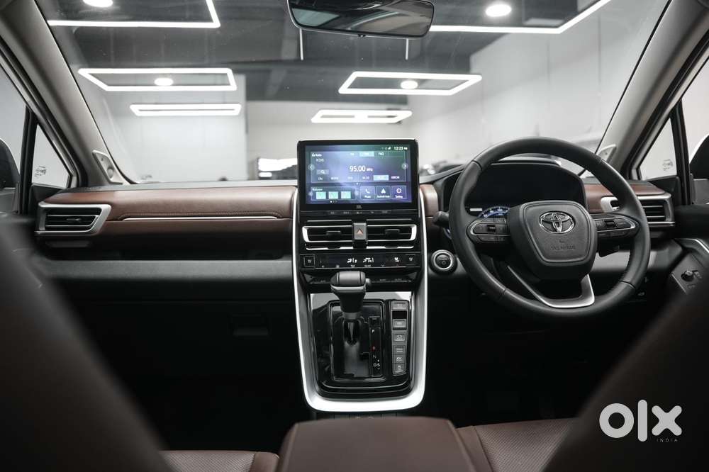 Toyota Innova Hycross 2.0 Zx Hybrid 7 Str, 2023, Petrol