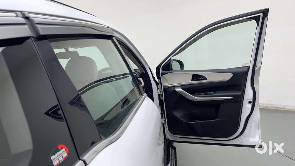 Mahindra Xuv700 2.0 Ax 3 Petrol Mt 5 Str, 2022, Petrol