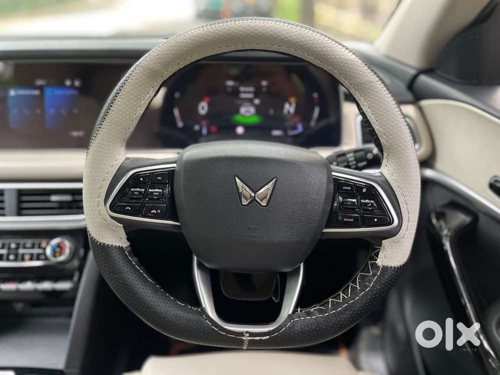 Mahindra Xuv700 2.0 Ax 7 Petrol Mt Str, 2023, Petrol