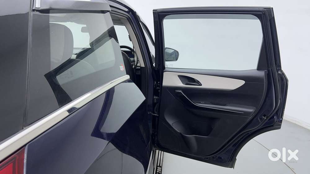 Mahindra Xuv700 2.2 Ax 5 Diesel At 7 Str, 2022, Diesel