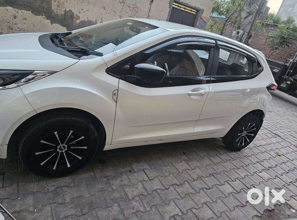 Tata Altroz 1.2 Xe, 2023, Petrol