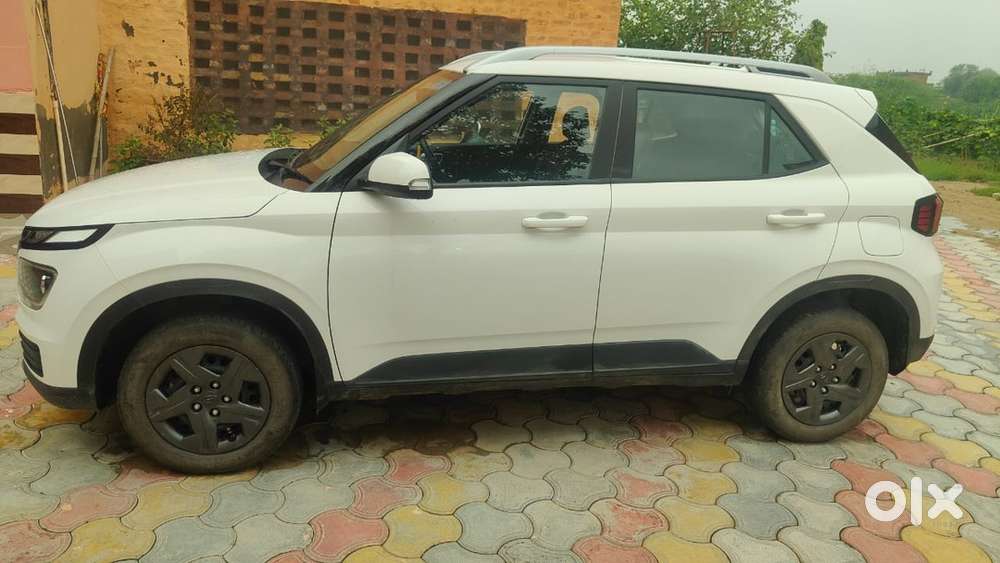 Hyundai Venue Petrol Manual 2024