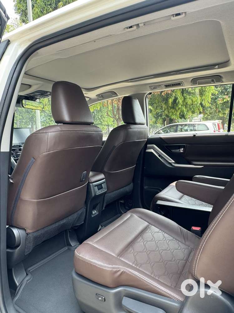 Toyota Innova Hycross 2.0 Zx (o) Hybrid 7 Str, 2025, Petrol