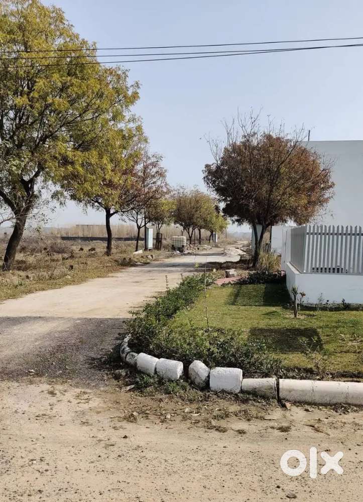 161 gaj Corner green face plot for sale in HSVP Sector-27, Rohtak