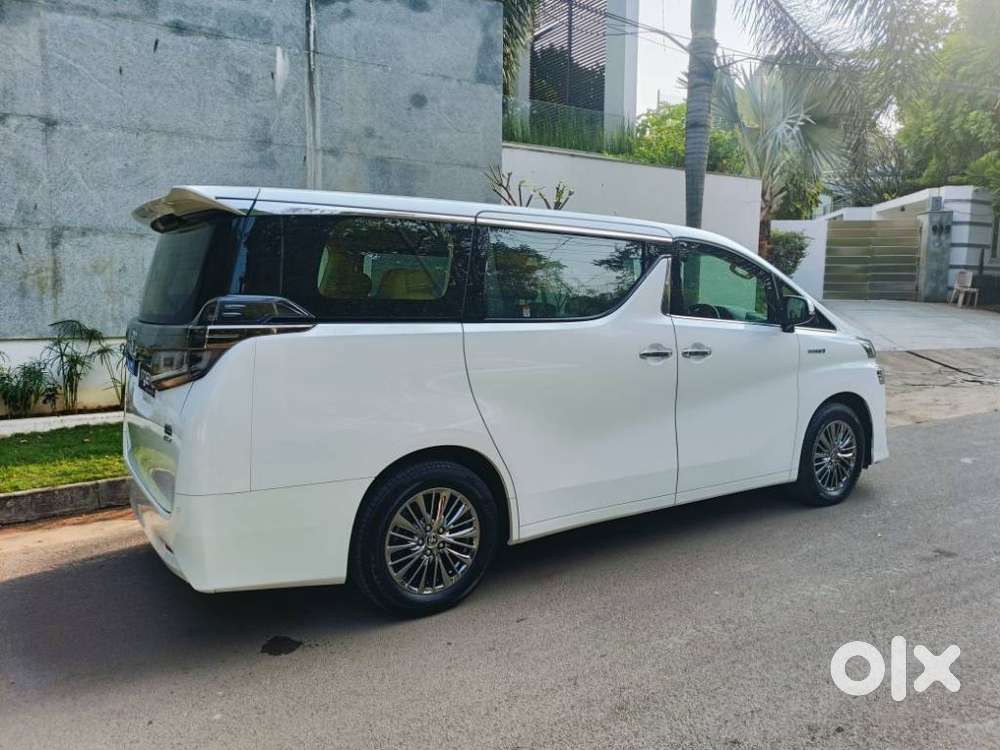 Toyota Vellfire 2.5 Executive Lounge, 2023, Petrol
