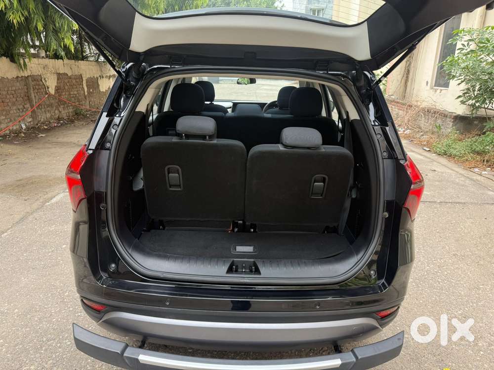 Mahindra Xuv700 2.0 Ax 5 Petrol At Str, 2025, Petrol