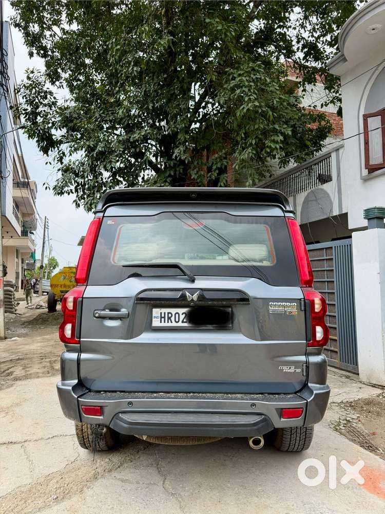 Mahindra Scorpio Classic S11 7 Seater Captain Seats, Dark Grey Colour.