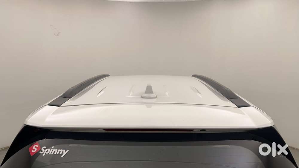 Mahindra Xuv700 2.0 Ax 3 Petrol At 5 Str, 2023, Petrol