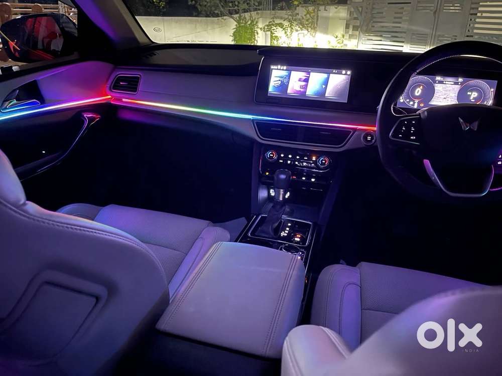 2022 Mahindra Xuv700 Ax7 L Petrol At 7s  Adas  24k Km  Warranty