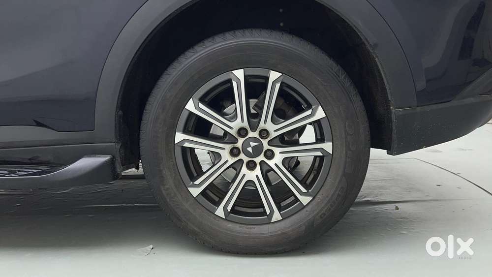 Mahindra Xuv700 2.0 Ax 7 Petrol At Str, 2023, Petrol
