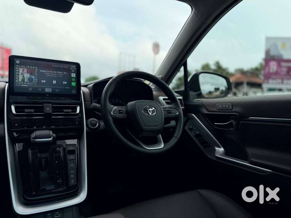 Toyota Innova Hycross 2.0 Zx (o) Hybrid 7 Str, 2025, Petrol