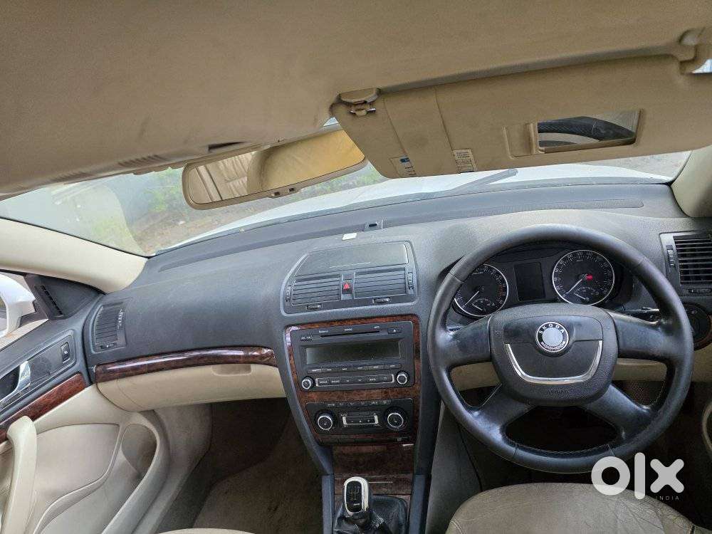 Skoda Laura Ambiente 2.0 Tdi Cr Manual, 2011, Diesel