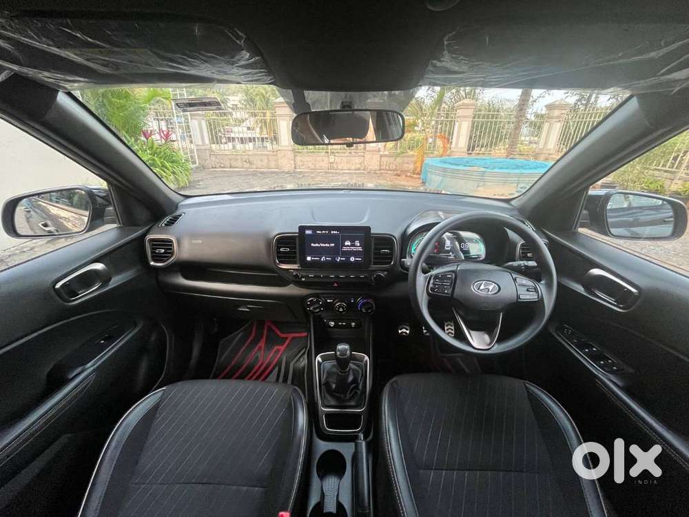 Hyundai Venue 2024 Petrol Well Maintained
