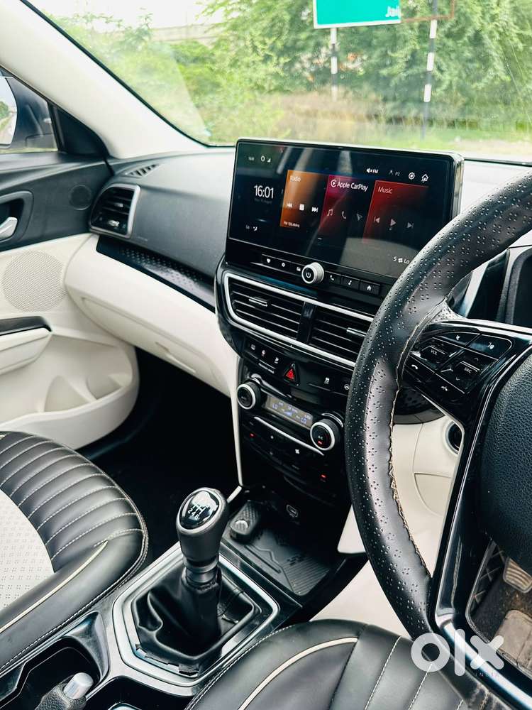 Mahindra Xuv 3xo Ax5 Pm Mt, 2025, Petrol