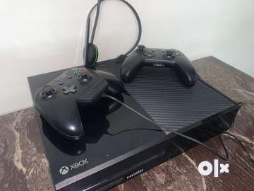 Xbox 1 2025 controller with headset