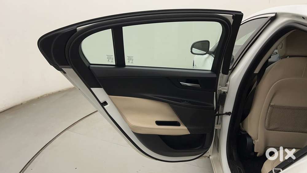 Jaguar Xe Prestige, 2016, Petrol