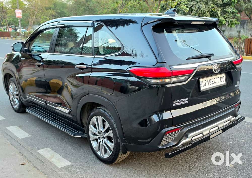 Toyota Innova Hycross