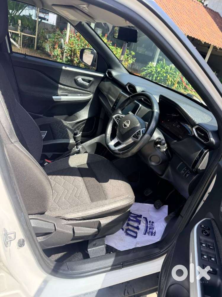 Nissan Magnite 1.0 Xv Premium, 2022, Petrol
