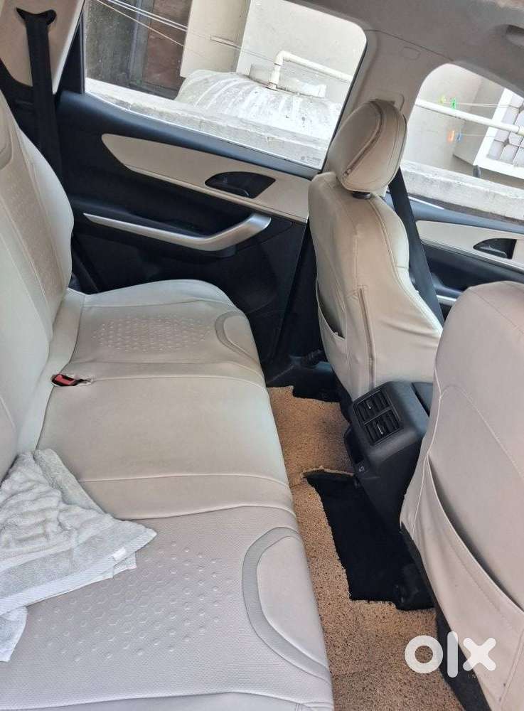 Mahindra Xuv700 2.0 Ax 3 Petrol At 5 Str, 2023, Petrol