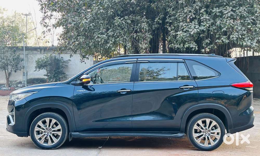 Toyota Innova Hycross