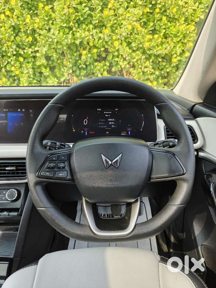 Mahindra Xuv700 2.0 Ax 5 Petrol Mt 7 Str, 2022, Petrol