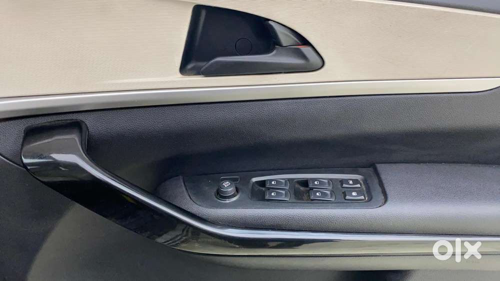 Mahindra Xuv700 2.0 Ax 5 Petrol At Str, 2022, Petrol