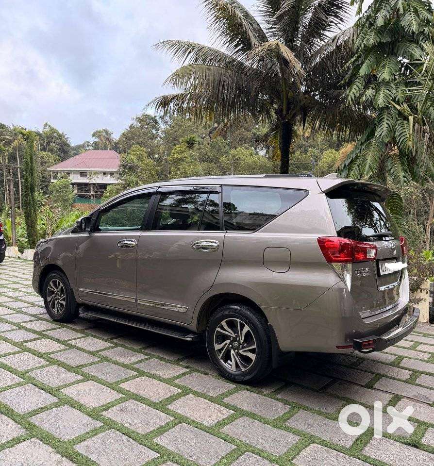 Toyota Innova Crysta 2.4 V, 2023