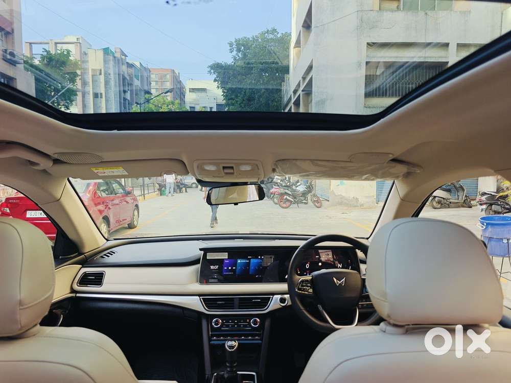 Mahindra Xuv700 2.2 Ax 7 Diesel Mt Luxury Pack Str, 2025, Diesel