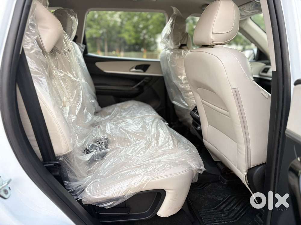 Mahindra Xuv700 2.2 Ax 7 Diesel Mt Luxury Pack Str, 2025, Diesel