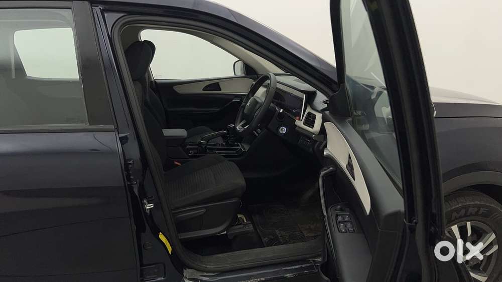 Mahindra Xuv700 2.0 Ax 5 Petrol Mt 7 Str, 2022, Petrol