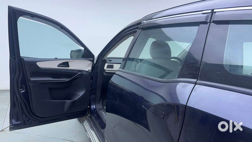 Mahindra Xuv700 2.0 Ax 5 Petrol Mt Str, 2022, Petrol