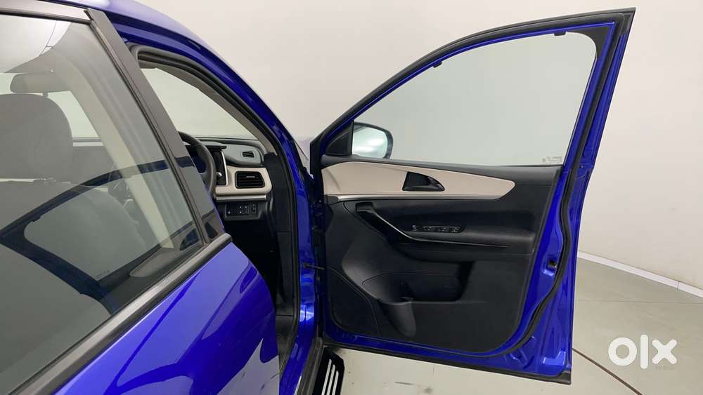 Mahindra Xuv700 2.0 Ax 5 Petrol Mt 7 Str, 2021, Petrol