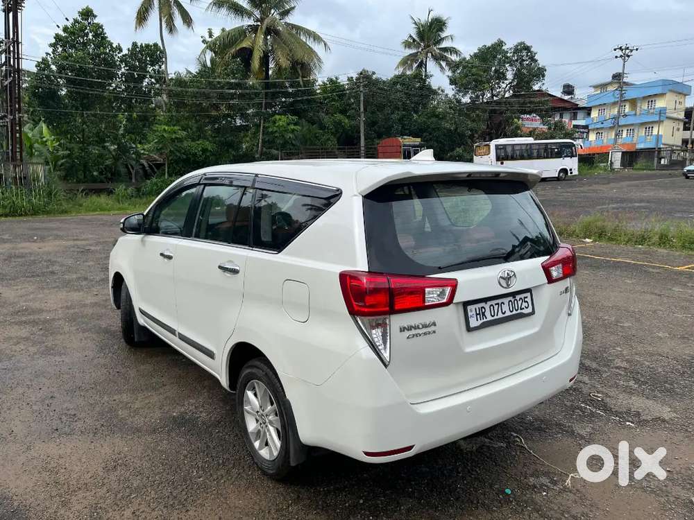 Innova Crysta 2016 V Well Maintained