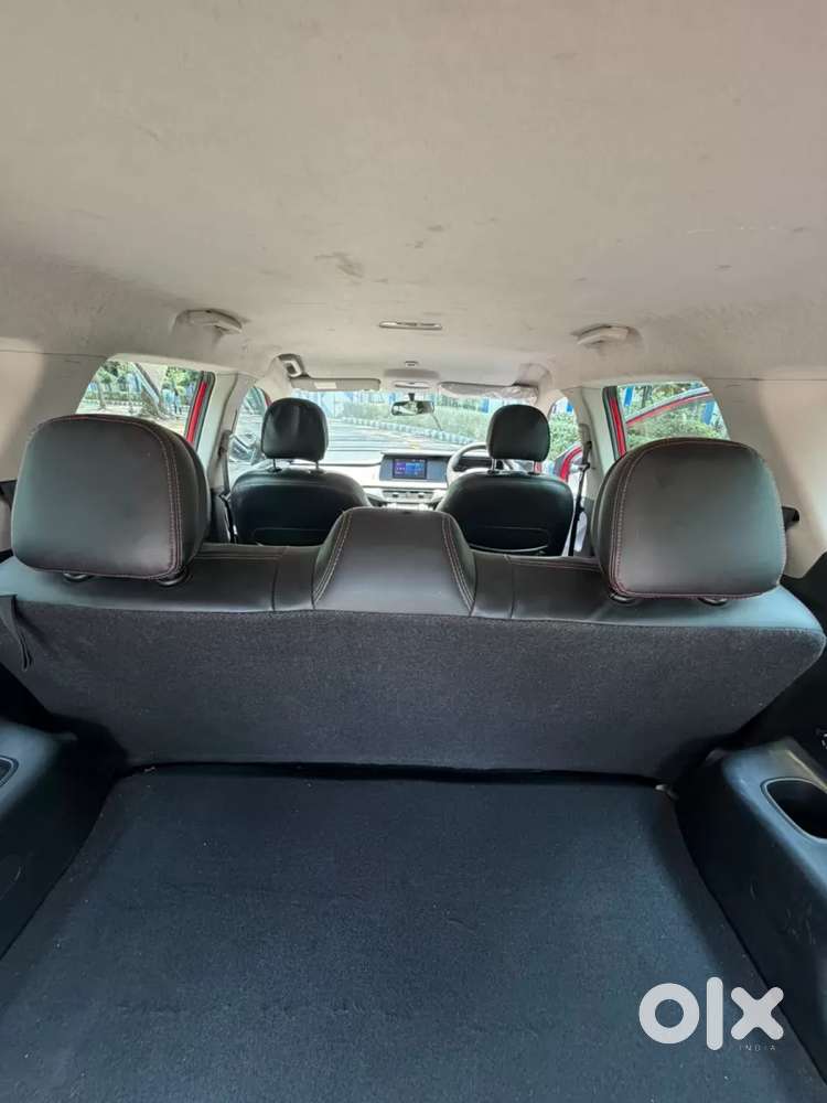 Mahindra Xuv700 2.0 Mx Petrol Mt 5 Str, 2023, Petrol