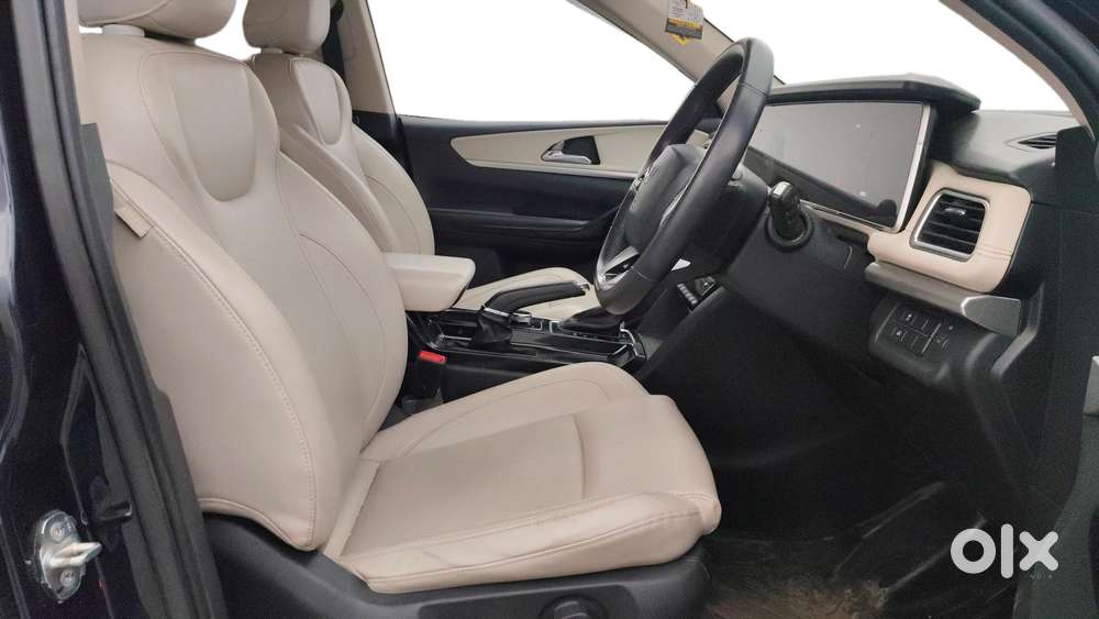Mahindra Xuv700 2.0 Ax 7 Petrol At Str, 2022, Petrol