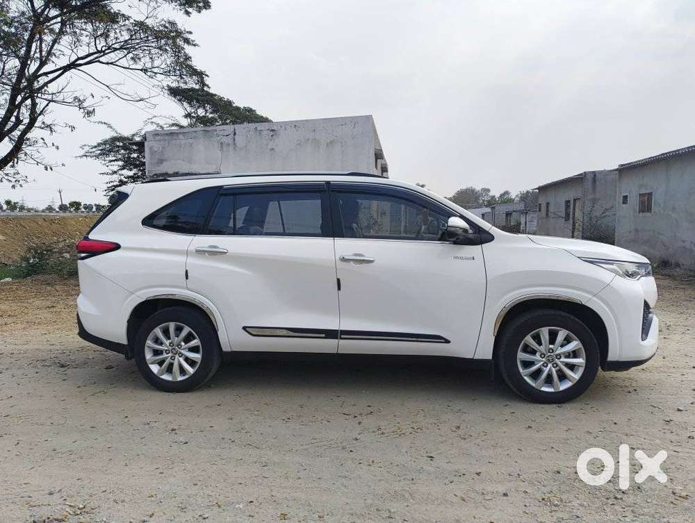 Toyota Innova Hycross 2.0 Vx (o) Hybrid 8 Str, 2025, Petrol