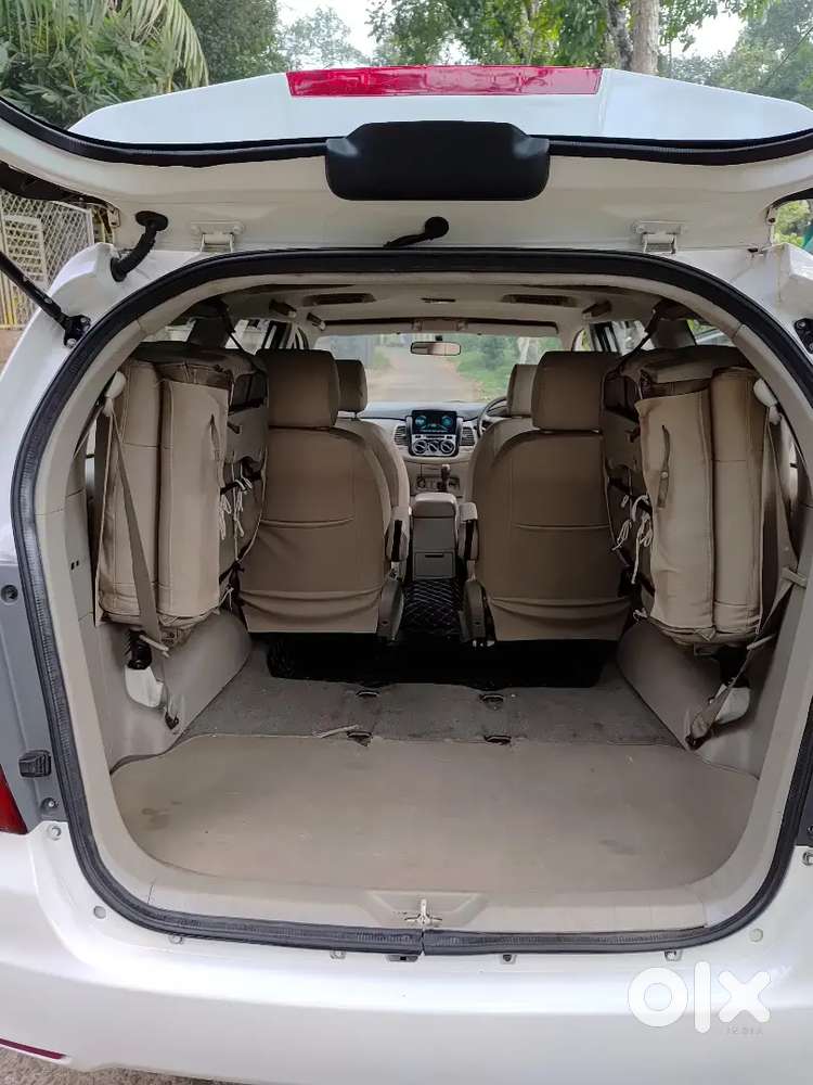 Toyota Innova 2.5 G  Re-registered (kl-62)