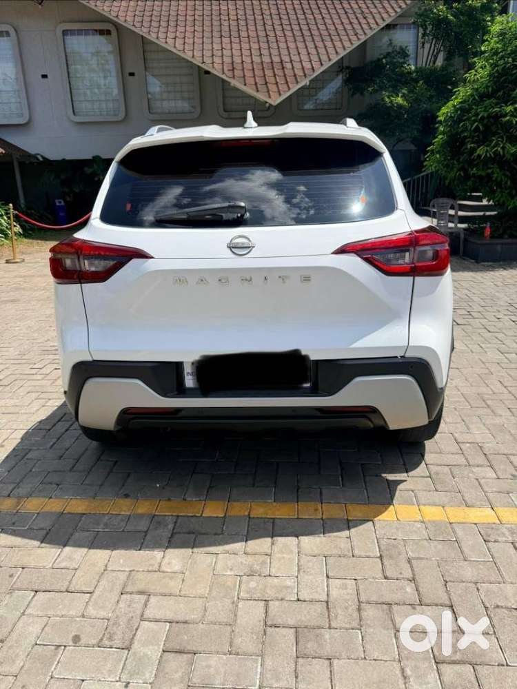 Nissan Magnite 1.0 Xv Premium, 2022, Petrol
