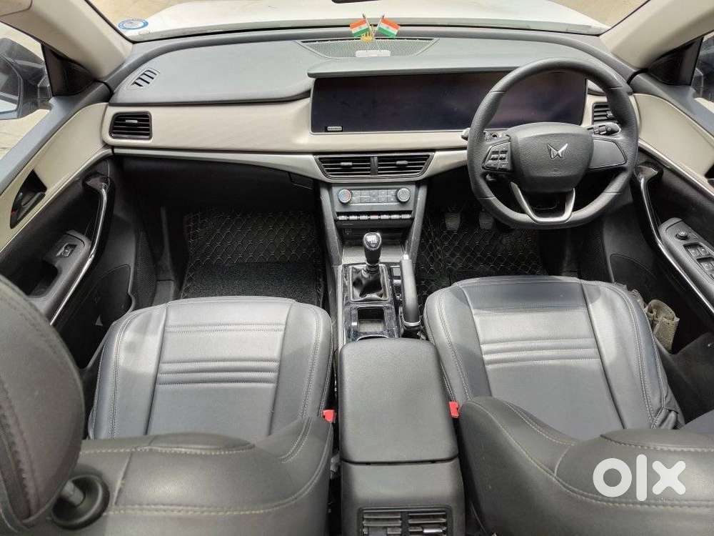 Mahindra Xuv700 2.0 Ax 5 Petrol Mt 7 Str, 2023, Petrol