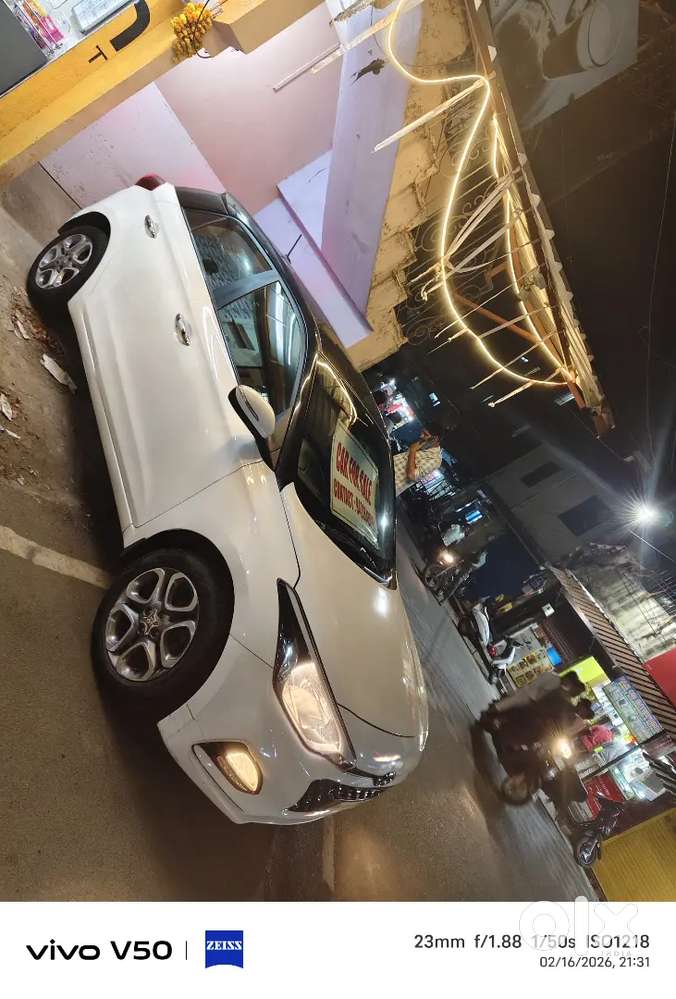 Hyundai Elite I20 Asta Top Model White Year 2018, Showroom Condition.