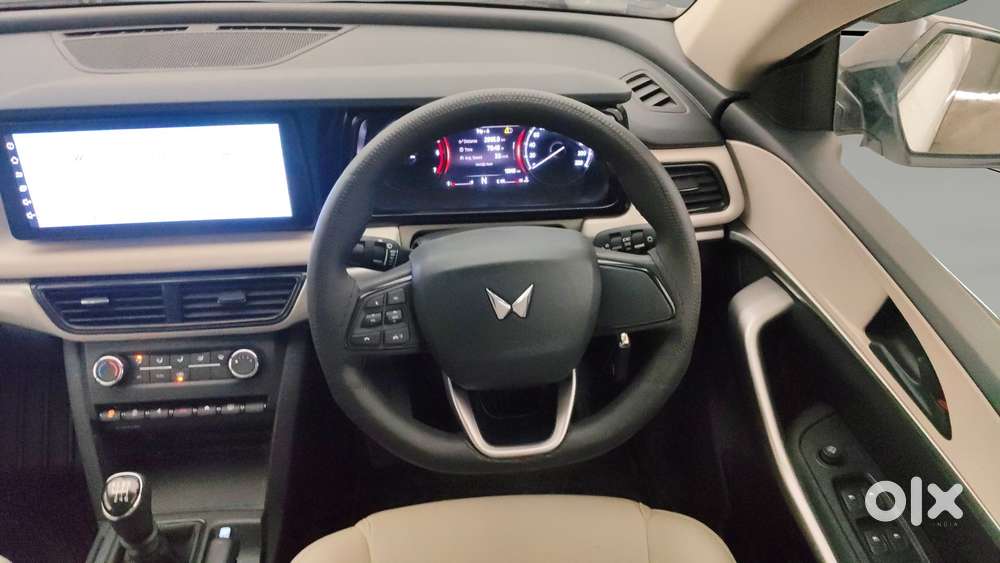 Mahindra Xuv700 2.0 Mx Petrol Mt 5 Str, 2022, Petrol