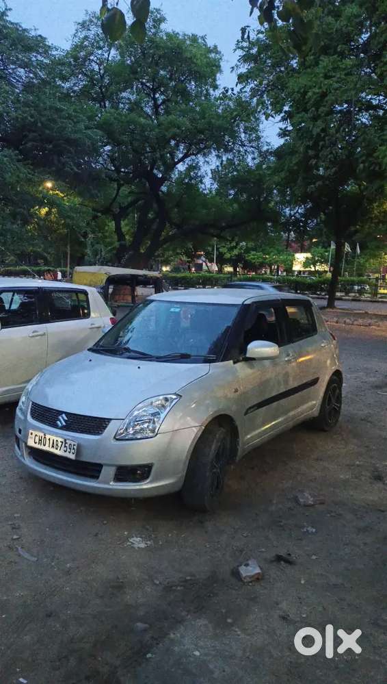 Maruti Suzuki Swift 2010 Cng & Petrol Company Fitted 94000 Km Driven..