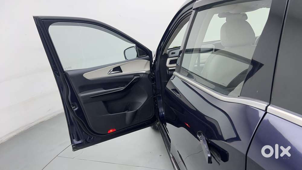 Mahindra Xuv700 2.0 Ax 7 Petrol At Luxury Pack Str, 2022, Petrol